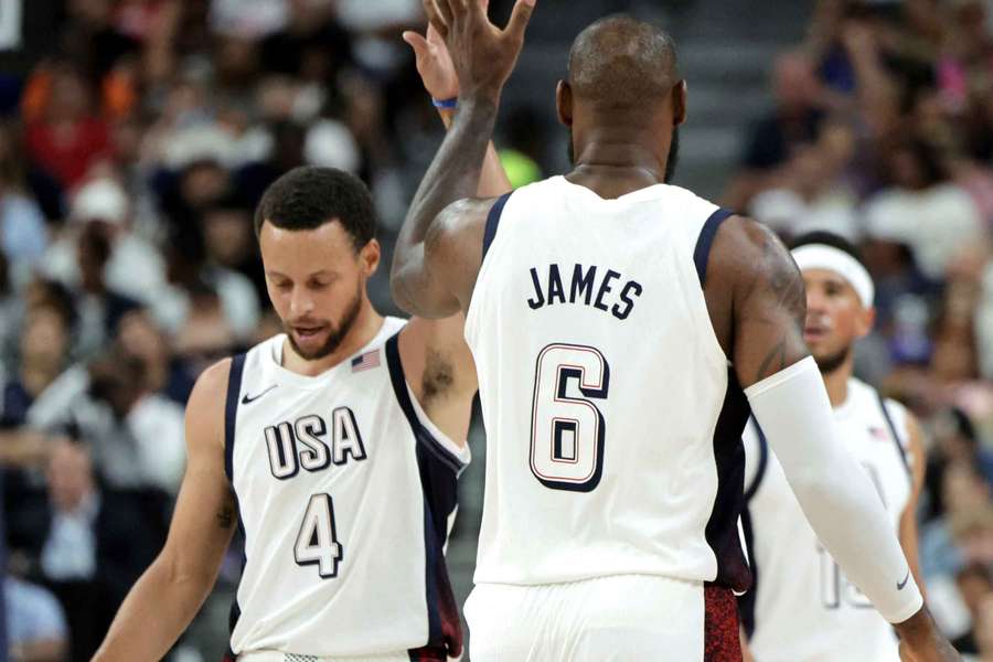 Stephen Curry (L) en LeBron James zijn slechts twee van de wereldsterren in de selectie van de VS.