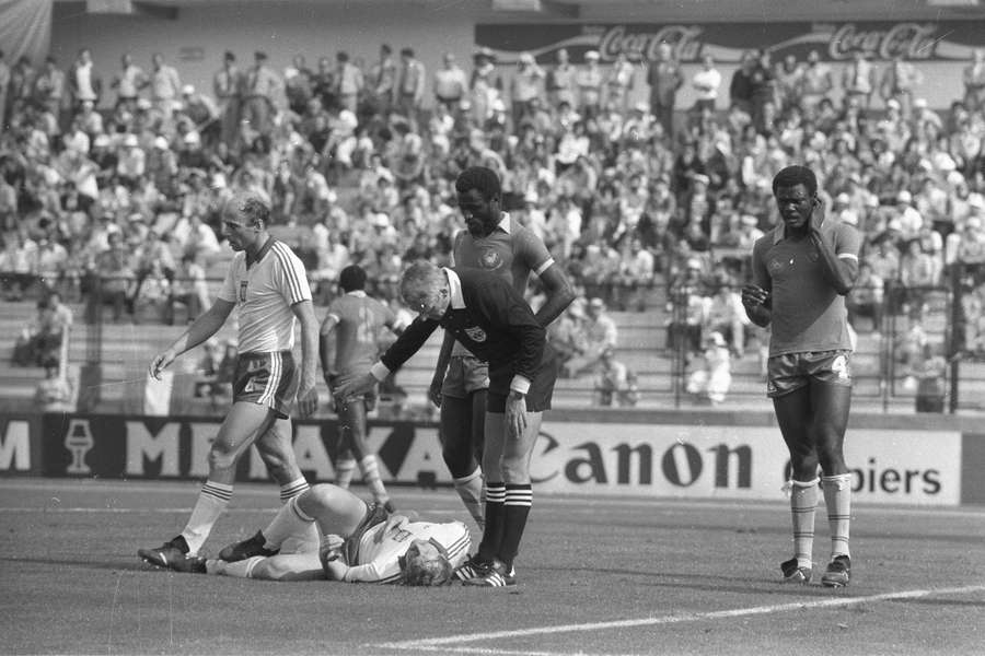Od lewej: napastnik Grzegorz Lato, napastnik Andrzej Szarmach, sędzia główny Alexis Ponnet (Belgia), pomocnik Emmanuel Kunde, obrońca Rene N'Djeya. 