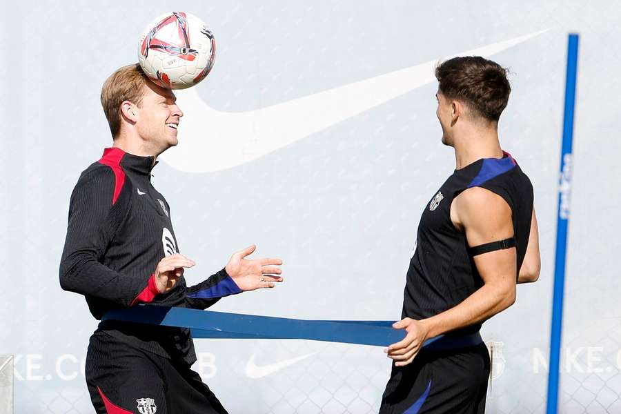 Gavi e De Jong durante o treino