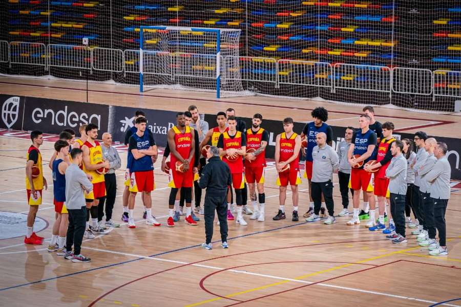 Scariolo da una charla a los jugadores de España en el entrenamiento del lunes