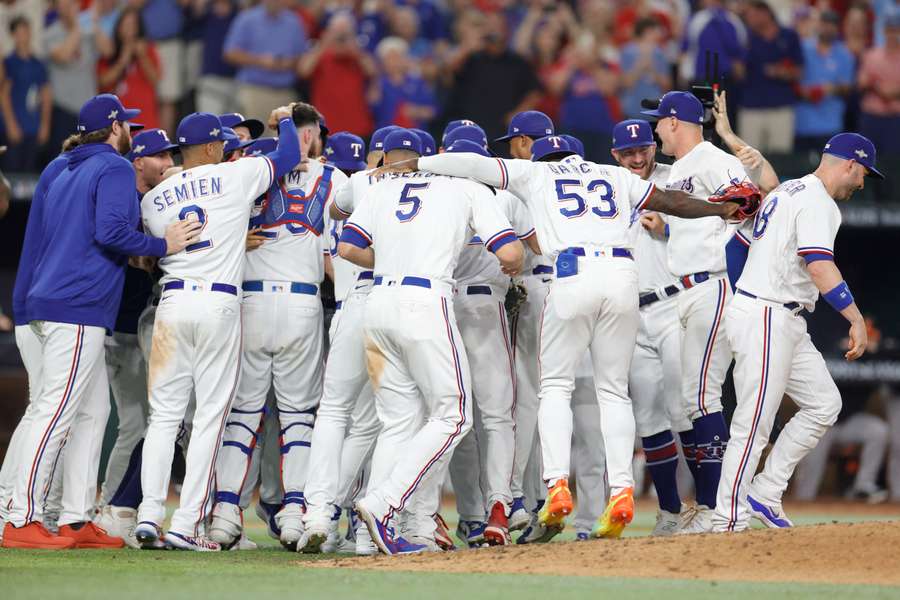 Spelers van de Rangers vieren feest na de overwinning op de Orioles