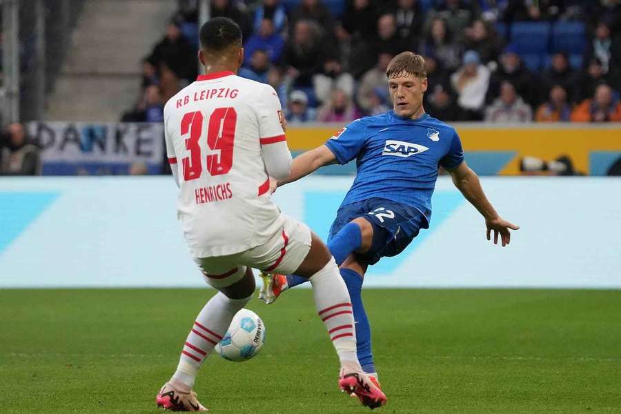 Alexander Prass (r.) im Duell mit Benjamin Henrichs.