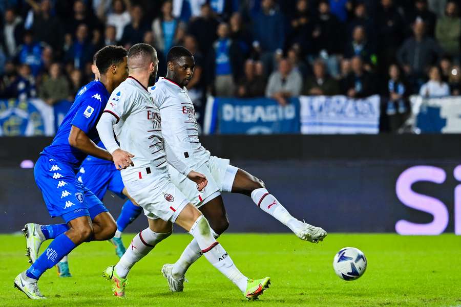 Ballo-Touré escora para marcar seu primeiro gol como profissional