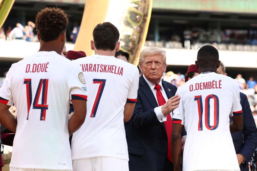 Los jugadores del PSG saludan a Trump tras ser subcampeones del Mundial de Clubes