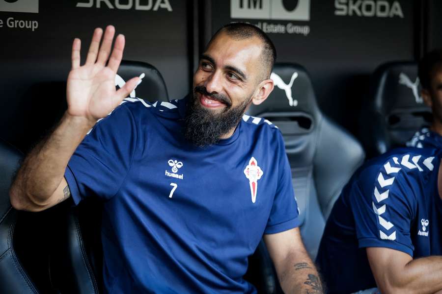 Borja Iglesias, en el banquillo del Valencia Borja Iglesias, en el banquillo del Valencia