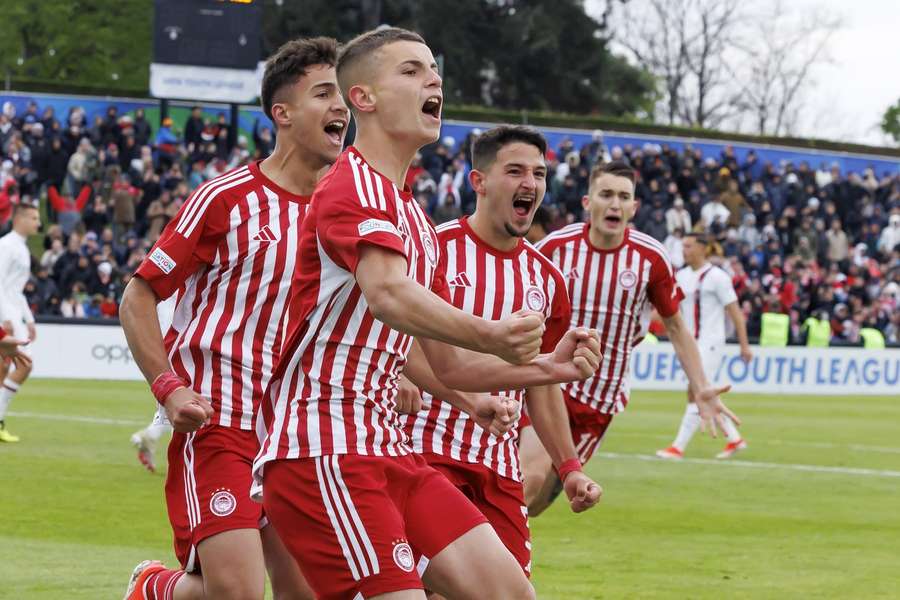 Christos Mouzakitis (vorne) feiert seinen Treffer zum zwischenzeitlichen 1:0.