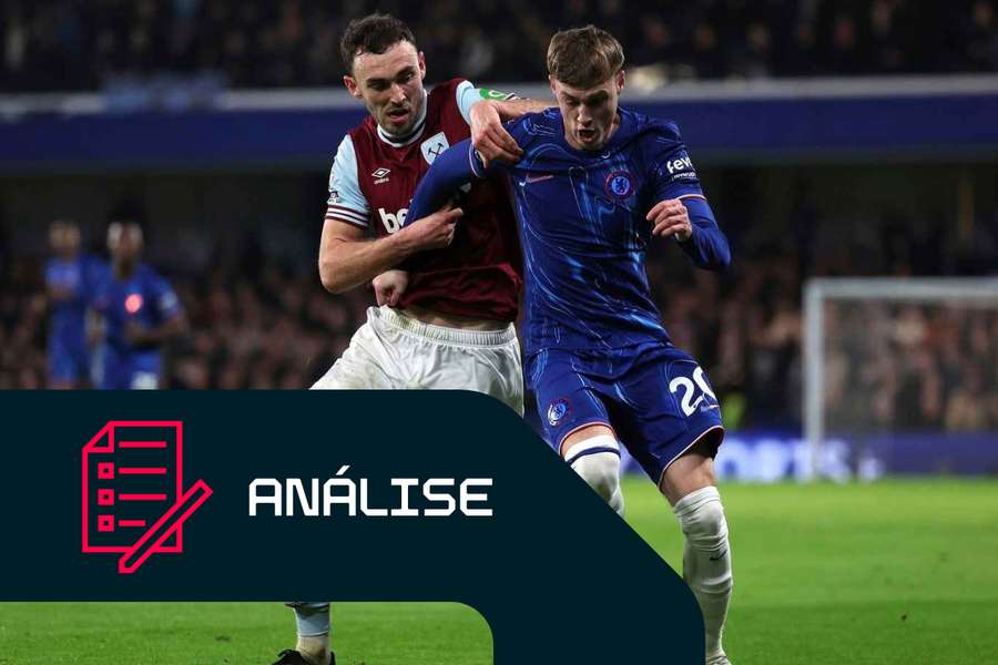 Andy Irving, do West Ham, frente a Cole Palmer, do Chelsea