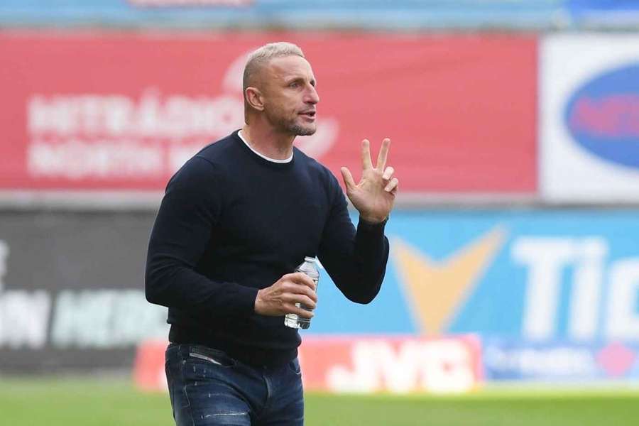 Trenér Dukly Pavel Šustr udílí pokyny týmu. Jeho tým od Slavie B dostal tři branky.