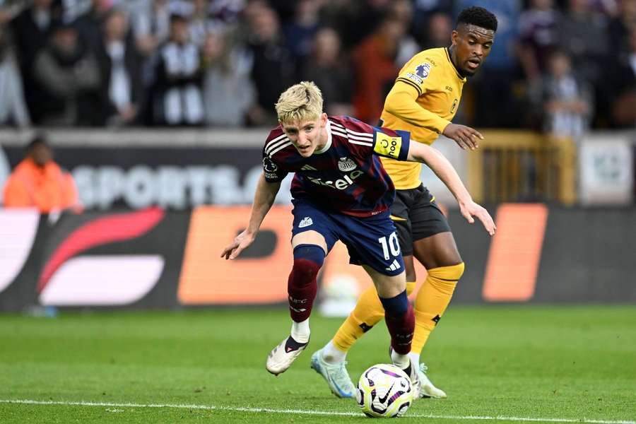 Anthony Gordon of Newcastle and Nelson Semedo of Wolves during the Premier League match