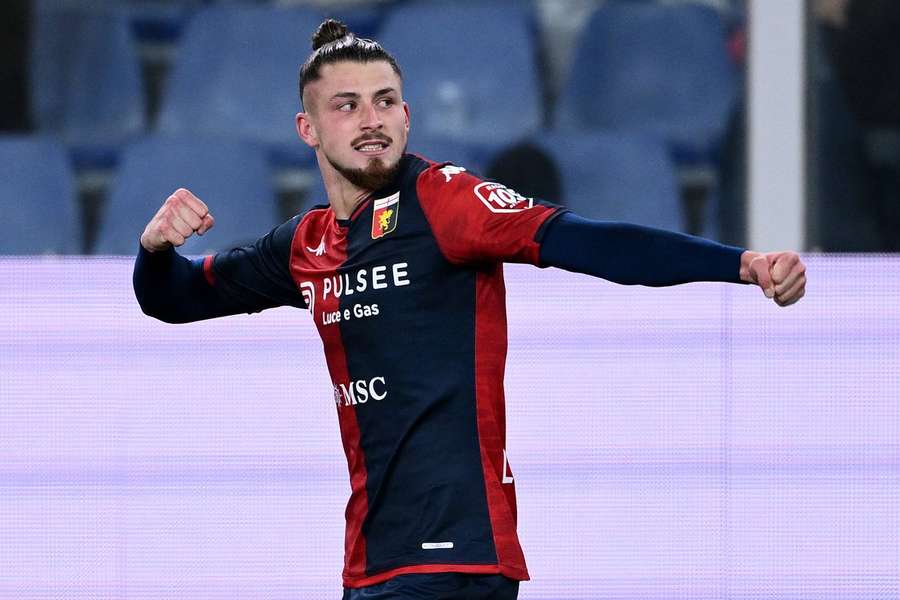  Radu Drăgușin sărbătorește golul marcat în partida cu Verona