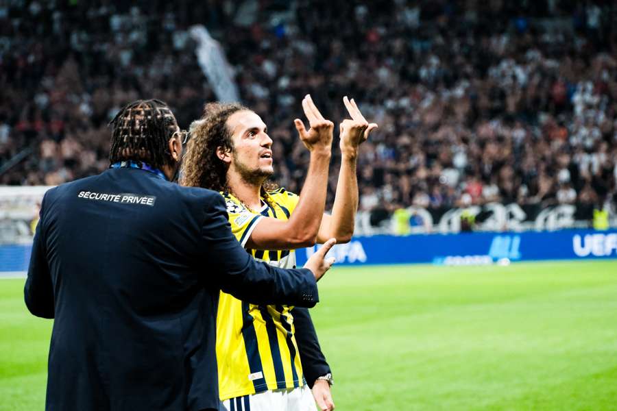 Guendouzi suspendu 4 matchs dont deux ferme pour insultes lors de Lyon-Fenerbahçe Guendouzi suspendu 4 matchs dont deux ferme pour insultes lors de Lyon-Fenerbahçe