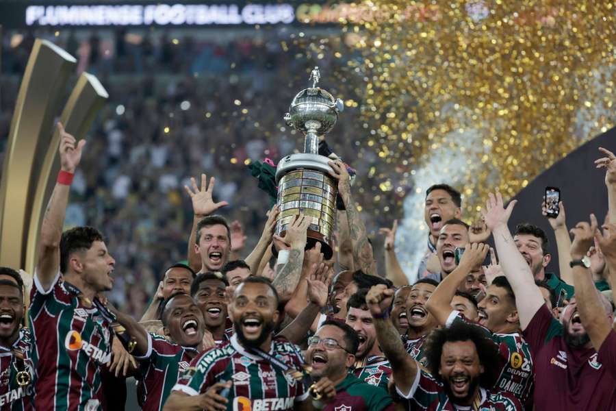 Marcelo oraz reszta drużyny Fluminense z pucharem za triumf w Copa Libertadores