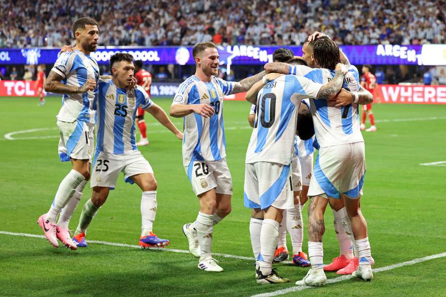 Argentinië viert het doelpunt van Lautaro Martínez tegen Canada
