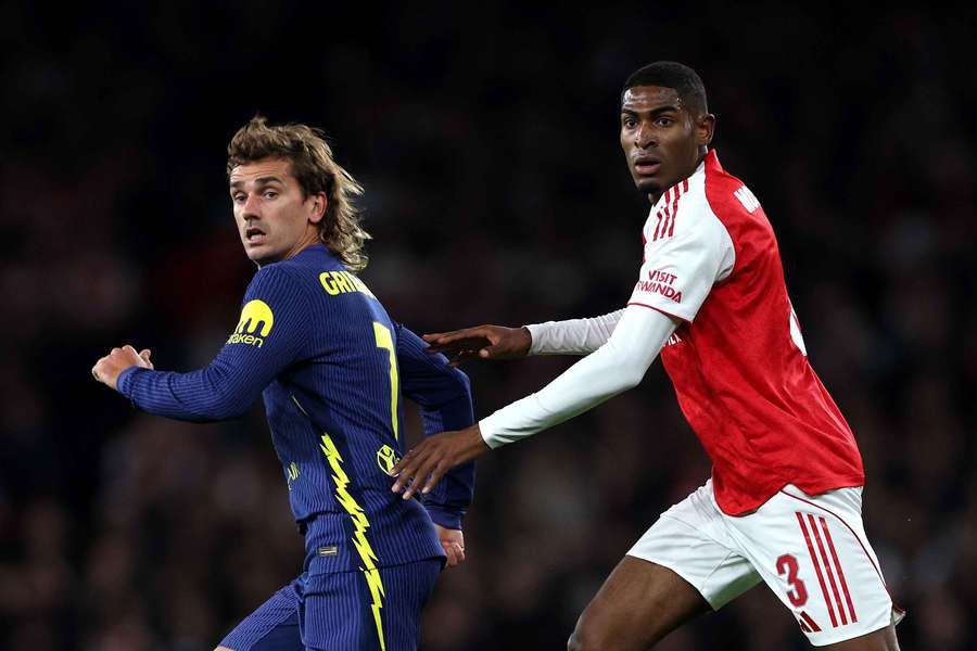 Antoine Griezmann (Atlético Madrid) tenta escapar da marcação de Cristhian Mosquera (Arsenal), num duelo realizado no Emirates Stadium