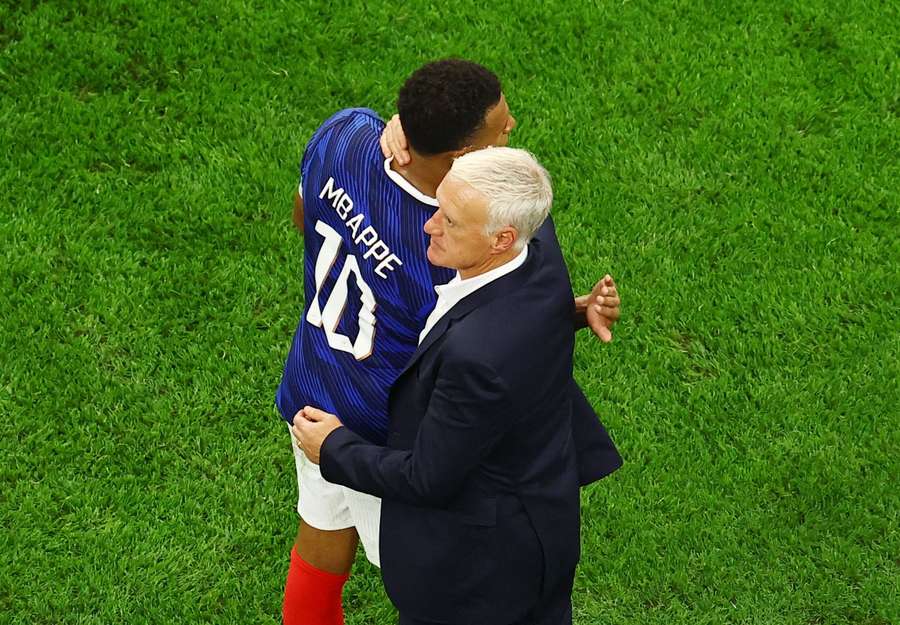 Deschamps e Mbappé após derrota para Espanha Deschamps e Mbappé após derrota para Espanha