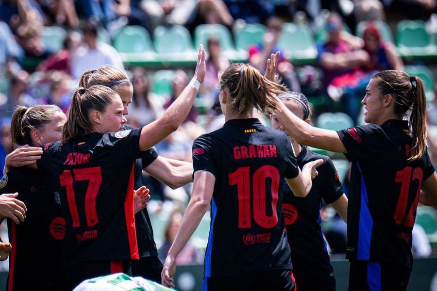 Las jugadoras del Barça celebran uno de sus goles ante el Betis