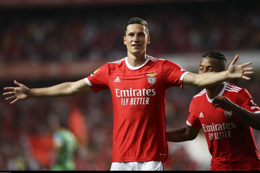 Julian Draxler célébrant son premier but de la saison avec le Benfica.