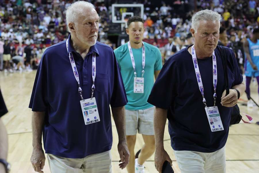 Popovich (à gauche) et son assistant coach.