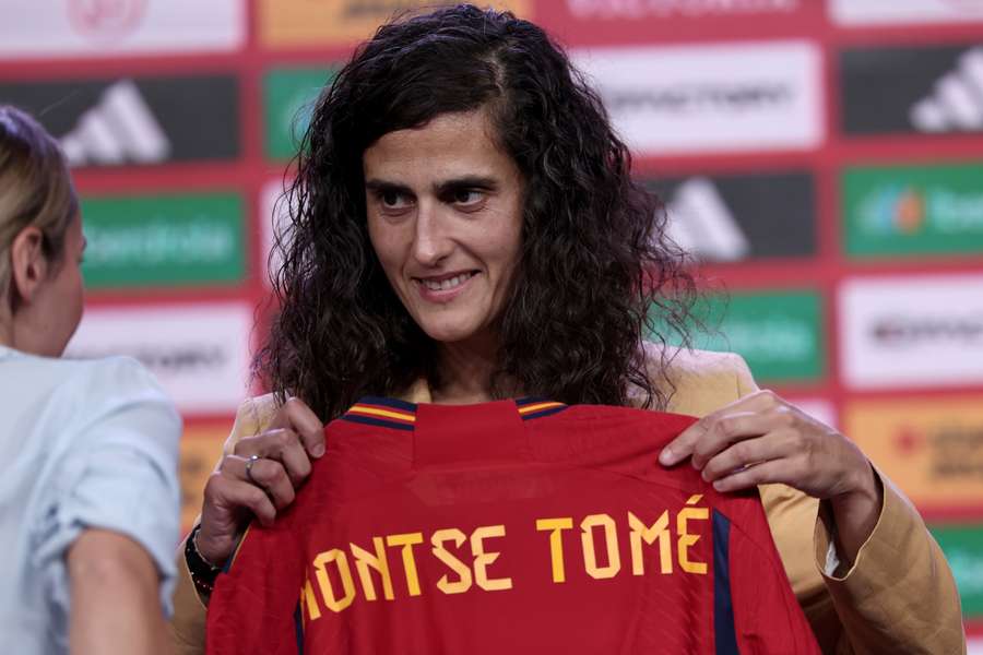 A treinadora espanhola Montse Tome seleccionou várias jogadoras da seleção nacional que ainda estão em greve