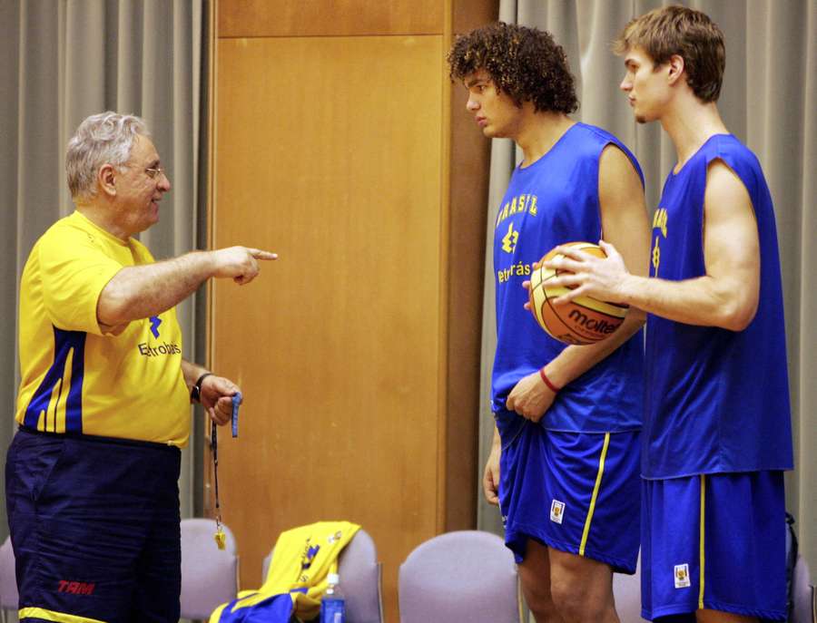 Lula Ferreira, ex-técnico da Seleção, orienta Anderson Varejão e Thiago Splitter