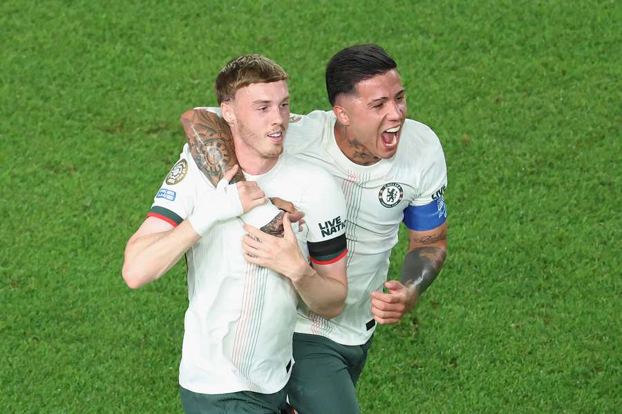 Palmer abraçado a Enzo