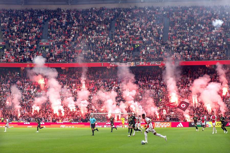 El clásico contra el Feyenoord tuvo que ser suspendido por incidentes graves