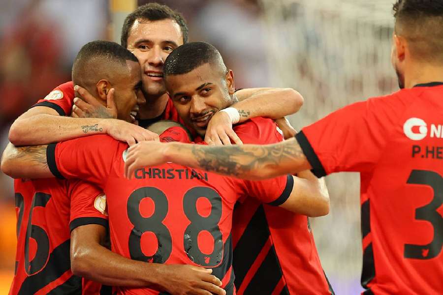 Jogadores do Furacão celebram vitória para cima do Athletico-PR