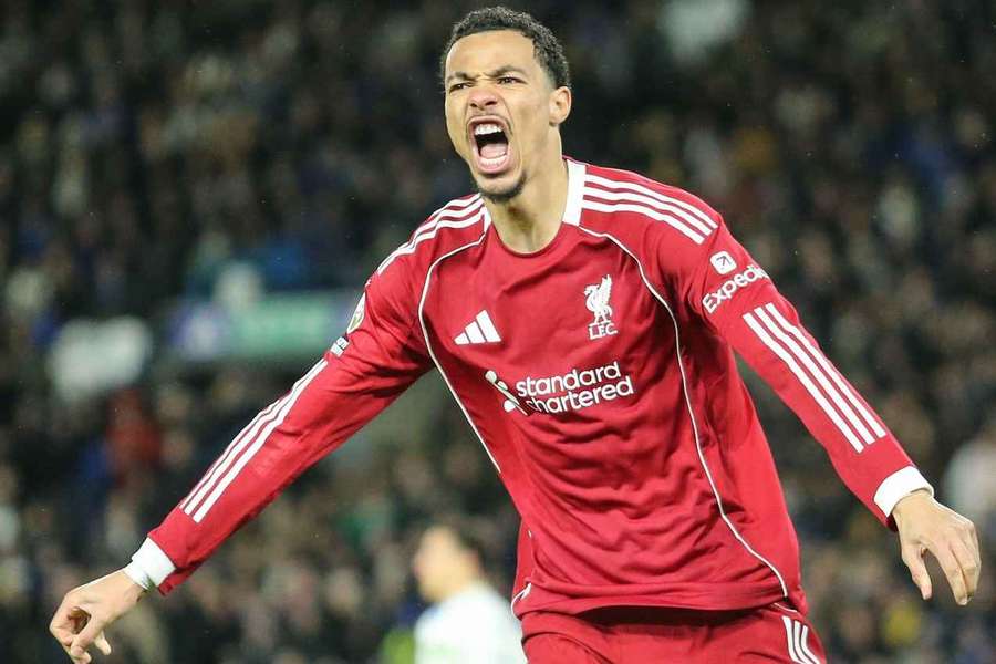 Ekitiké bisou diante do Leeds Ekitiké bisou diante do Leeds