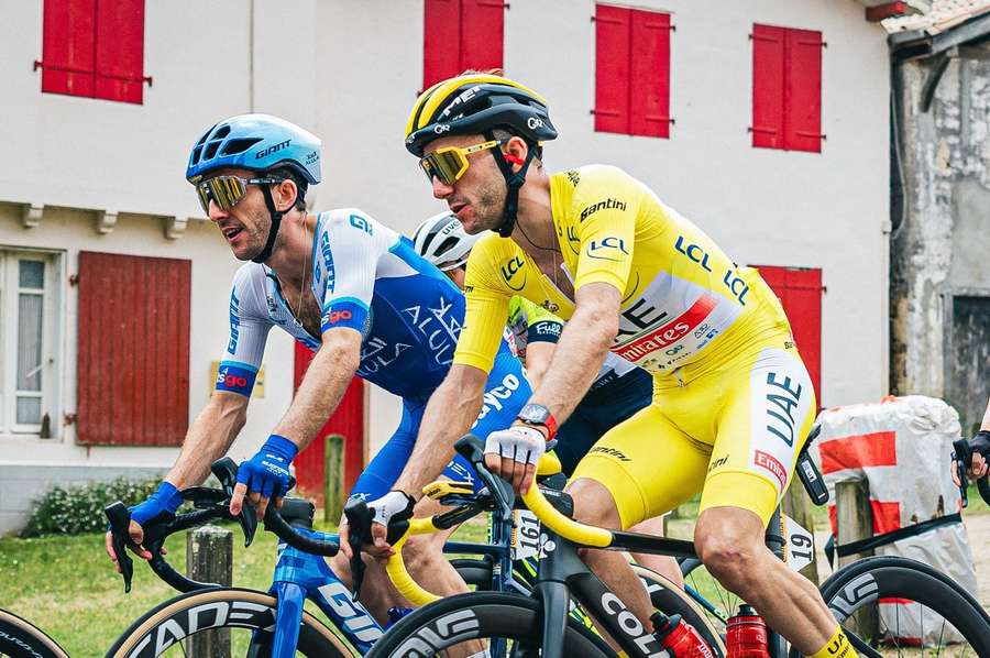 Simon (l) en Adam Yates staan momenteel op een podiumplek in het algemeen klassement