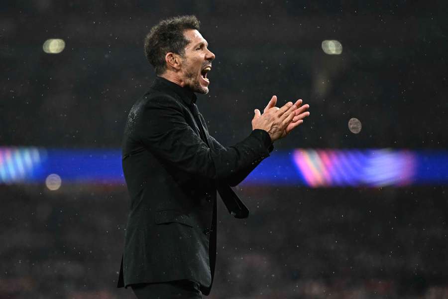Simeone anima a sus jugadores en la eliminatoria ante el Arsenal