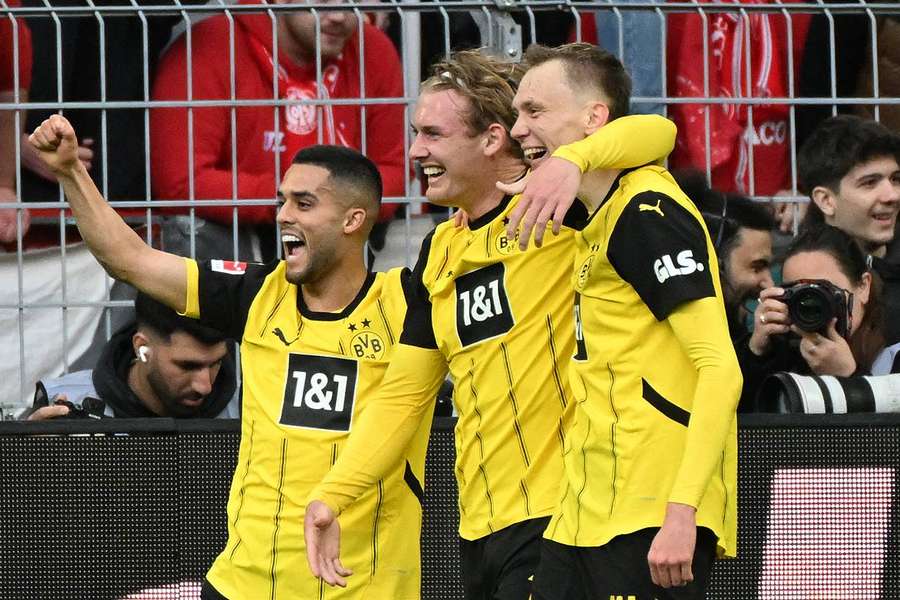 Maximilian Beier célèbre avec ses coéquipiers après avoir marqué le but 1-0 lors du match de Bundesliga entre le Borussia Dortmund et Mayence.