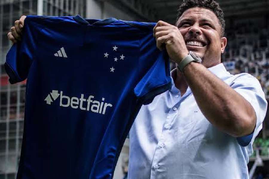 Ronaldo muestra el patrocinio maestro del Cruzeiro