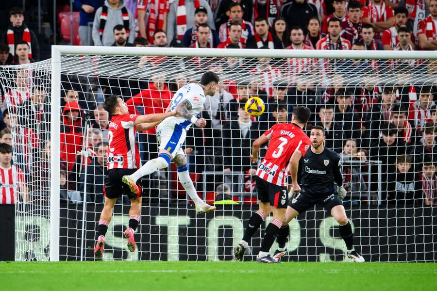 Unai Simón, antes de detener un testarazo de Miguel de la Fuente