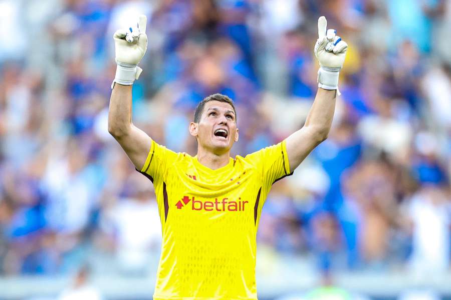 Rafael Cabral ergue as mãos aos céus após defesa em jogo do Cruzeiro Rafael Cabral ergue as mãos aos céus após defesa em jogo do Cruzeiro