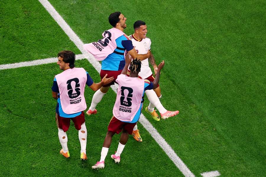 Pedro Porro y los jugadores de España celebran el 0-2 ante Francia Pedro Porro y los jugadores de España celebran el 0-2 ante Francia