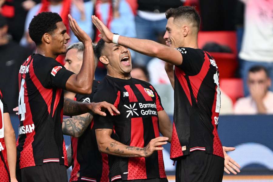 Bayer feiert das 1:0 durch Schick (r.) Bayer feiert das 1:0 durch Schick (r.)
