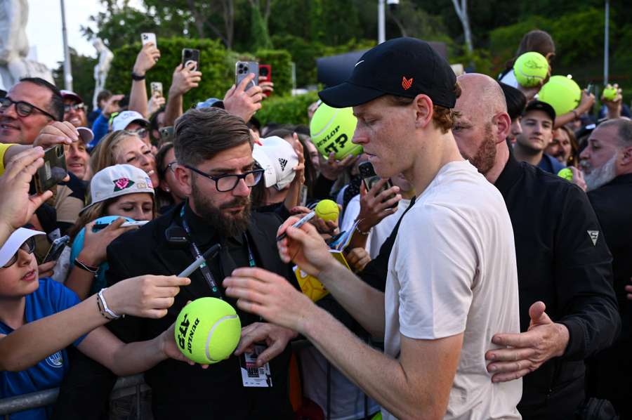 Jannik Sinner firma autografi agli Internazionali