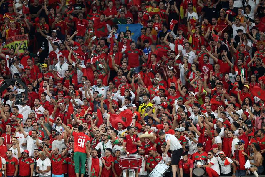 De Marokkaanse fans die wel in het stadion geraakten gaan flink tekeer