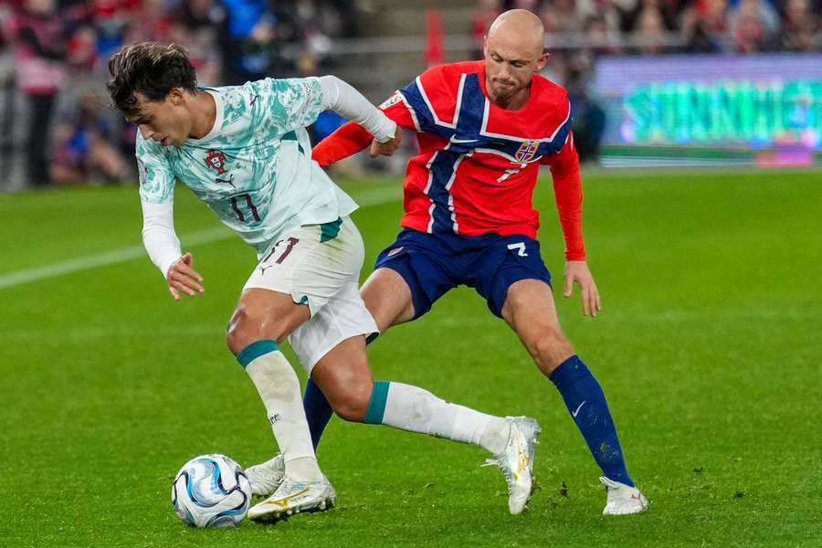 Aursnes perante João Félix no Noruega-Portugal Aursnes perante João Félix no Noruega-Portugal