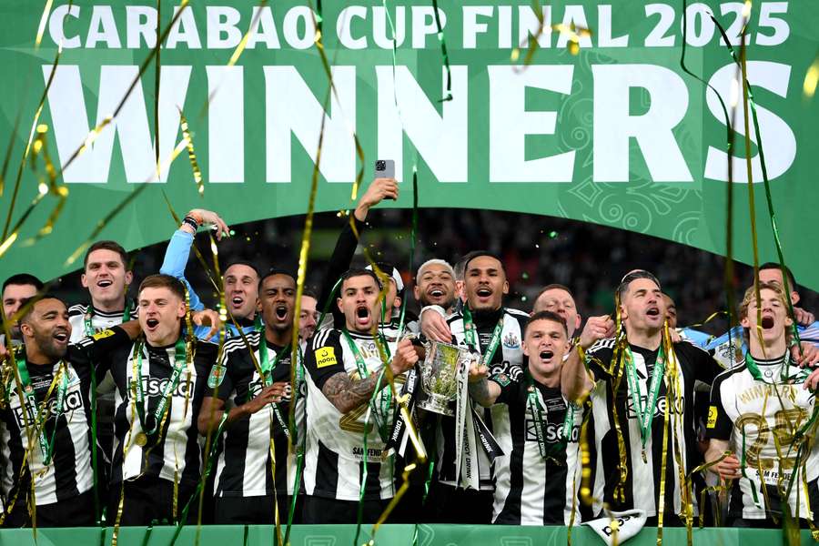 I giocatori del Newcastle United festeggiano con il trofeo