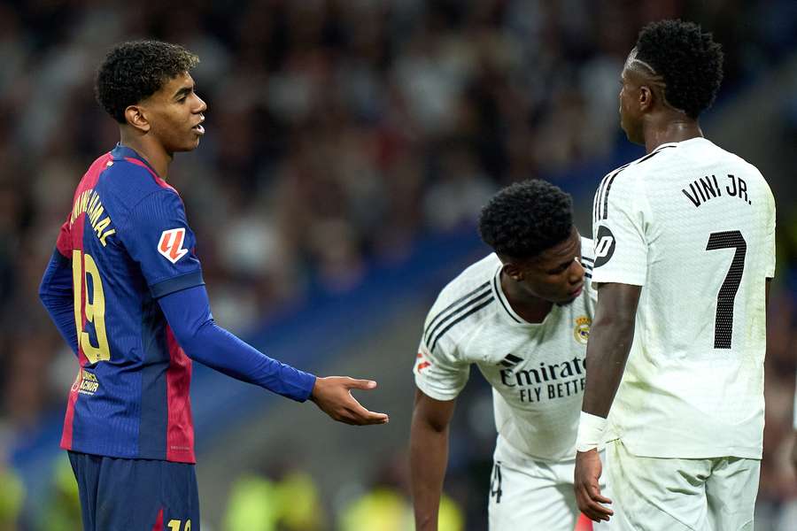 Lamine Yamal e Vinicius Junior discutono durante Real Madrid-Barcellona