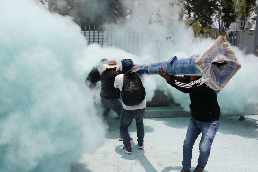 Protestanten stürmen ein Regierungsgebäude in Mexiko-Stadt.