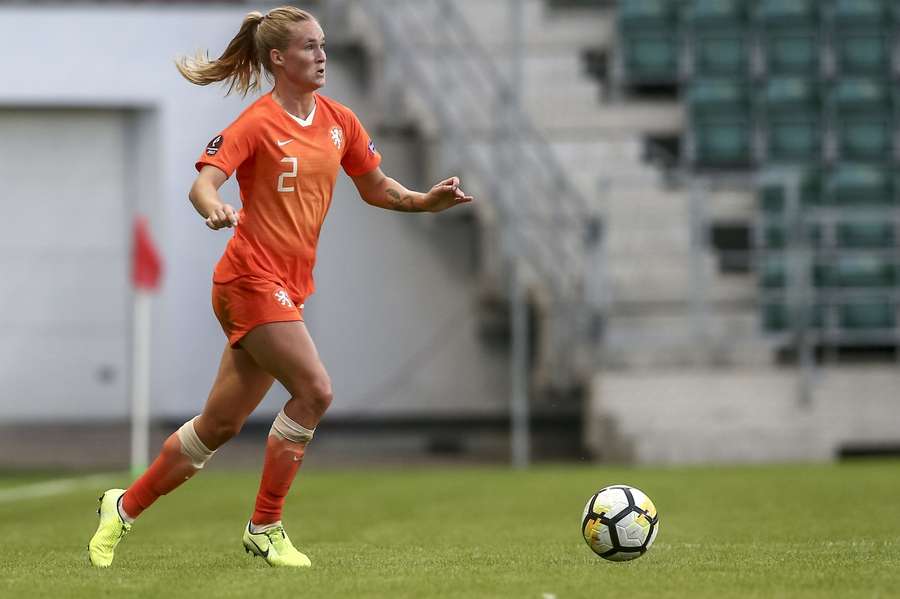 Kersvers AZ-speelster Desiree van Lunteren in actie voor de Oranje Leeuwinnen