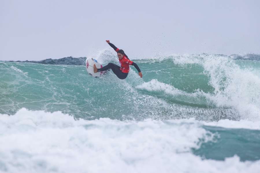 Surfistas portuguesas com sortes diferentes na Galiza