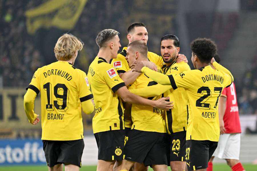 Radosť hráčov Dortmundu po vyrovnávajúcom góle Ryersona.