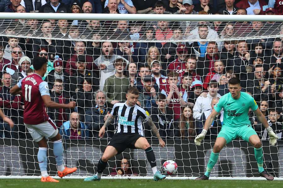 Hat-trick af vanvittige Watkins satte Newcastle til vægs på Villa Park