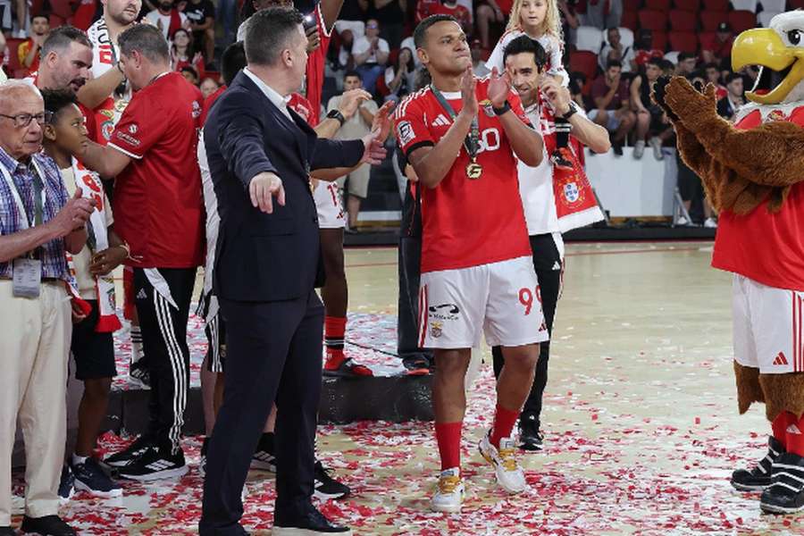 Jacaré despediu-se emocionado dos adeptos no Pavilhão da Luz