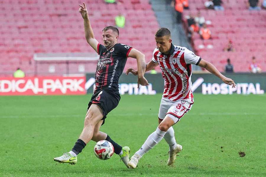 Plecare surprinzătoare pentru Daniel Popa (stânga) după promovarea în Turcia