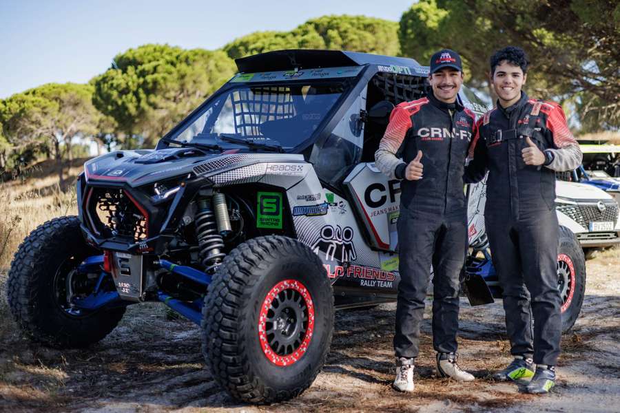 Bernardo Oliveira com o piloto Alexandre Pinto