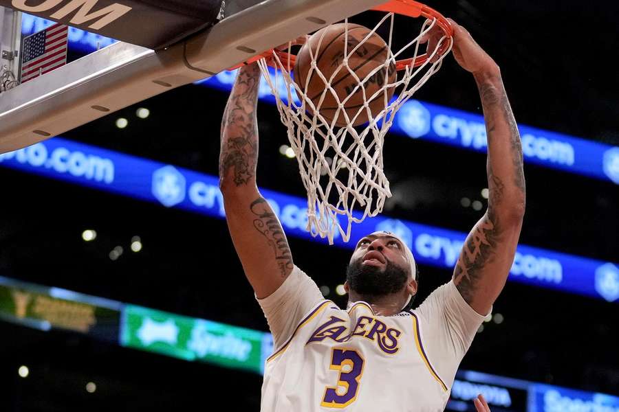 Davis dunkt twee van zijn 27 punten binnen voor de Lakers